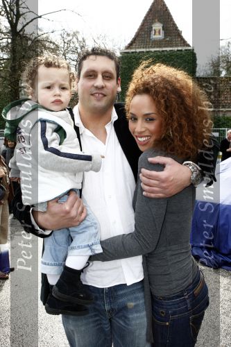 Breukelen 5 april 2008
Glennis Grace en haar vriend Moos en zoontje Antony krijgen hun nieuwe mercedes bij neijenrode.
Peter Smulders b v