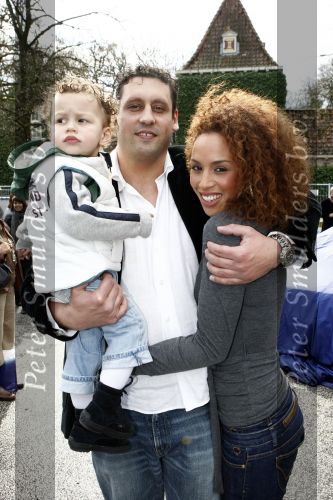 Breukelen 5 april 2008
Glennis Grace en haar vriend Moos en zoontje Antony krijgen hun nieuwe mercedes bij neijenrode.
Peter Smulders b v