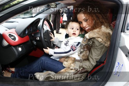 Breukelen 5 april 2008
Glennis Grace en haar vriend Moos en zoontje Antony krijgen hun nieuwe mercedes bij neijenrode.
Peter Smulders b v