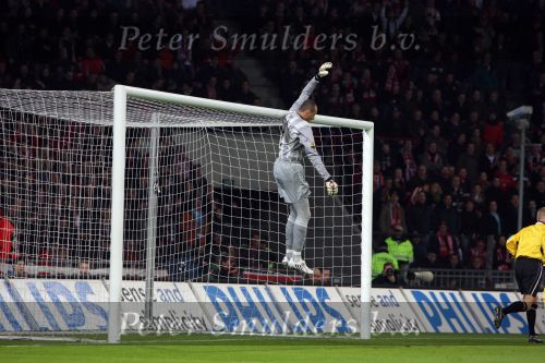 Eindhoven, 19 Maart 2008 Kompetitiewedstrijd PSV-AJAX, eindstand 0-0 
Seizoen 2007/2008
doelman Gomes bezig met zijn ritueel voor aanvang van de wedstrijd