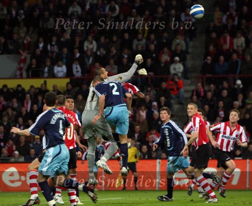 Eindhoven, 19 Maart 2008 Kompetitiewedstrijd PSV-AJAX, eindstand 0-0 
Seizoen 2007/2008
John Heitinga belaagt doelman Gomes