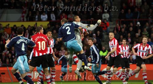 Eindhoven, 19 Maart 2008 Kompetitiewedstrijd PSV-AJAX, eindstand 0-0 
Seizoen 2007/2008
John Heitinga belaagt doelman Gomes