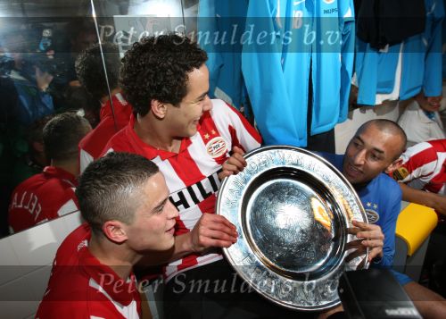 Arnhem, 20 April 2008 Kompetitiewedstrijd Vitesse-PSV, eindstand 0-1 Seizoen 2007/2008
PSV Landskampioen 
Doelman Huerelho Gomes samen met Ibrahim Afellay en Otman Bakkal met de kampioensschaal