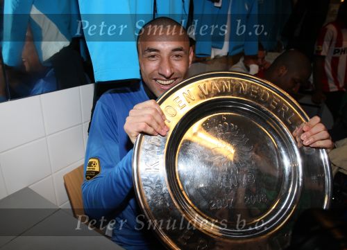 Arnhem, 20 April 2008 Kompetitiewedstrijd Vitesse-PSV, eindstand 0-1 Seizoen 2007/2008
PSV Landskampioen 
Doelman Huerelho Gomes samen met de kampioensschaal