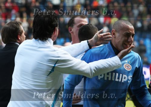 Arnhem, 20 April 2008 Kompetitiewedstrijd Vitesse-PSV, eindstand 0-1 Seizoen 2007/2008
PSV Landskampioen 
Een emotionele doelman Huerelho Gomes samen met Luc v Agt
