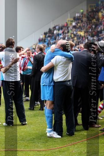 Arnhem, 20 April 2008 Kompetitiewedstrijd Vitesse-PSV, eindstand 0-1 Seizoen 2007/2008
PSV Landskampioen 
Een emotionele doelman Huerelho Gomes samen met Mart v d Heuvel