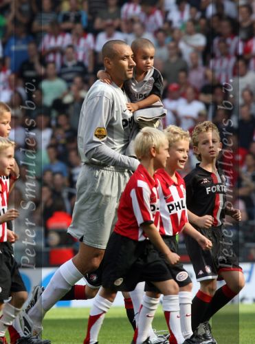 Eindhoven, 23 September 2007 Seizoen 2007/2008 Kompetitewedstrijd PSV-Feyenoord, eindstand 4-0
Gomes met zijn zoontje voor aanvang van de wedstrijd