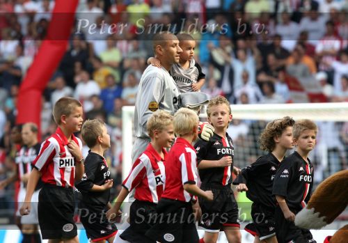 Eindhoven, 23 September 2007 Seizoen 2007/2008 Kompetitewedstrijd PSV-Feyenoord, eindstand 4-0
Gomes met zijn zoontje voor aanvang van de wedstrijd