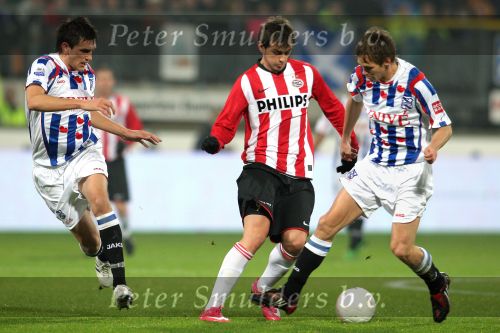 Seizoen 2008-2009 Heerenveen 29-11-2008 
sc Heerenveen - PSV uitslag 2-2. 
Aktie van Danko Lazovic met Goran Popov en Michal Svec.
Foto Peter Smulders BV