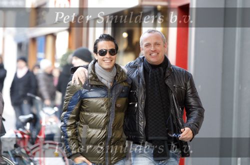 Amsterdam 14 december 2007
Gordon met zijn nieuwe vriend en nieuwe Bentley cabrio op de pc hooftstraat.