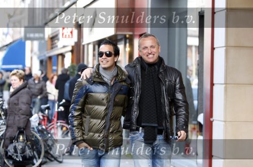 Amsterdam 14 december 2007
Gordon met zijn nieuwe vriend en nieuwe Bentley cabrio op de pc hooftstraat.