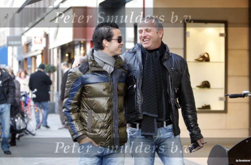 Amsterdam 14 december 2007
Gordon met zijn nieuwe vriend en nieuwe Bentley cabrio op de pc hooftstraat.