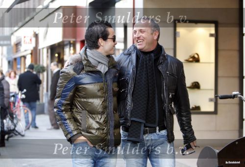 Amsterdam 14 december 2007
Gordon met zijn nieuwe vriend en nieuwe Bentley cabrio op de pc hooftstraat.