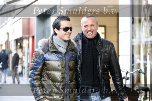 Amsterdam 14 december 2007
Gordon met zijn nieuwe vriend en nieuwe Bentley cabrio op de pc hooftstraat.