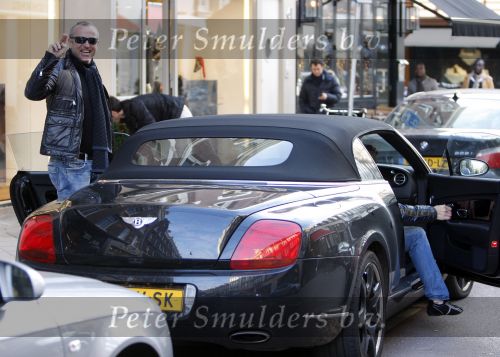 Amsterdam 14 december 2007
Gordon met zijn nieuwe vriend en nieuwe Bentley cabrio op de pc hooftstraat.