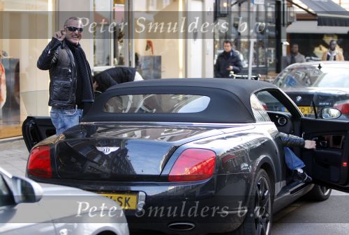 Amsterdam 14 december 2007
Gordon met zijn nieuwe vriend en nieuwe Bentley cabrio op de pc hooftstraat.