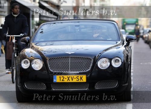 Amsterdam 14 december 2007
Gordon met zijn nieuwe vriend en nieuwe Bentley cabrio op de pc hooftstraat.