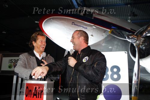 Schiphol Oost 2 november 2007
Gordon bij presentatie radio 538 met Jan Willem Bruggenwirth  en Kimberly Berkt en ......