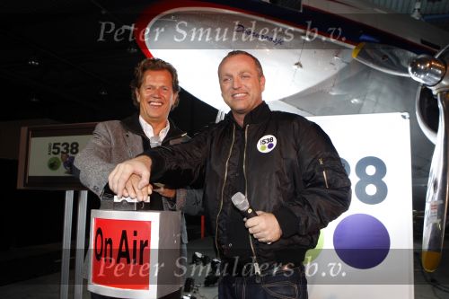Schiphol Oost 2 november 2007
Gordon bij presentatie radio 538 met Jan Willem Bruggenwirth  en Kimberly Berkt en .....
