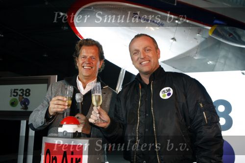 Schiphol Oost 2 november 2007
Gordon bij presentatie radio 538 met Jan Willem Bruggenwirth  en Kimberly Berkt en ......