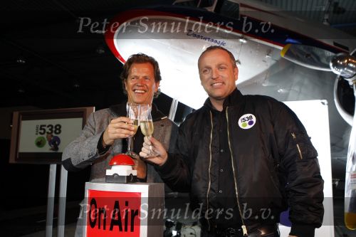 Schiphol Oost 2 november 2007
Gordon bij presentatie radio 538 met Jan Willem Bruggenwirth  en Kimberly Berkt en ......