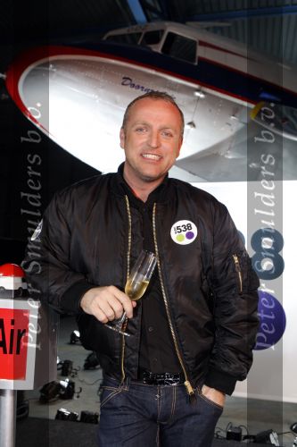 Schiphol Oost 2 november 2007
Gordon bij presentatie radio 538 met Jan Willem Bruggenwirth  en Kimberly Berkt en .....