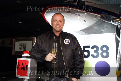 Schiphol Oost 2 november 2007
Gordon bij presentatie radio 538 met Jan Willem Bruggenwirth  en Kimberly Berkt en ......