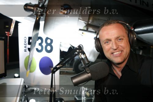 Schiphol Oost 2 november 2007
Gordon bij presentatie radio 538 met Jan Willem Bruggenwirth  en Kimberly Berkt en ......