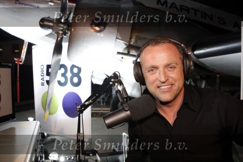 Schiphol Oost 2 november 2007
Gordon bij presentatie radio 538 met Jan Willem Bruggenwirth  en Kimberly Berkt en ......
