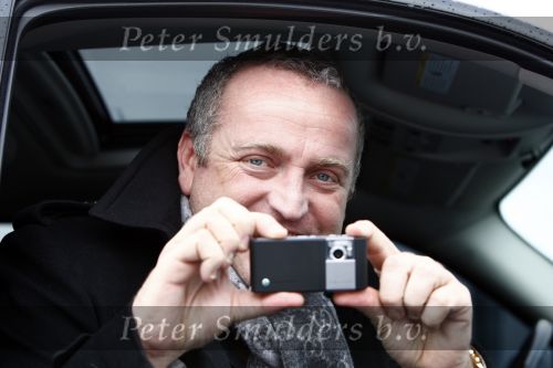 Aalsmeer 5 februari 2009
Gordon maakt vanuit zijn auto een foto van mij met de aller nieuwste sony erisson met maar liefst 8.2 miljoen pixels.
Peter Smulders bv