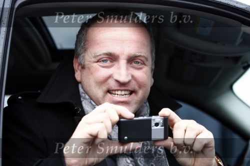 Aalsmeer 5 februari 2009
Gordon maakt vanuit zijn auto een foto van mij met de aller nieuwste sony erisson met maar liefst 8.2 miljoen pixels.
Peter Smulders bv