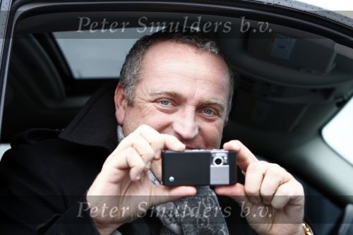 Aalsmeer 5 februari 2009
Gordon maakt vanuit zijn auto een foto van mij met de aller nieuwste sony erisson met maar liefst 8.2 miljoen pixels.
Peter Smulders bv