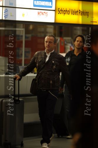 Schiphol 5 juli 2007
Gordon met zijn nieuwe vriend Edwin  en oa Ruud Gullit Christine Kroonenberg en Marc v d Linden op schiphol. Ze gaan de verjaardag van Gordon vieren op Mykanos.