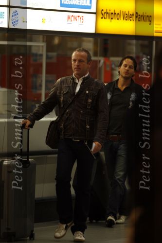 Schiphol 5 juli 2007
Gordon met zijn nieuwe vriend Edwin  en oa Ruud Gullit Christine Kroonenberg en Marc v d Linden op schiphol. Ze gaan de verjaardag van Gordon vieren op Mykanos.