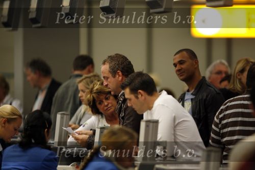 Schiphol 5 juli 2007
Gordon met zijn nieuwe vriend Edwin  en oa Ruud Gullit Christine Kroonenberg en Marc v d Linden op schiphol. Ze gaan de verjaardag van Gordon vieren op Mykanos.