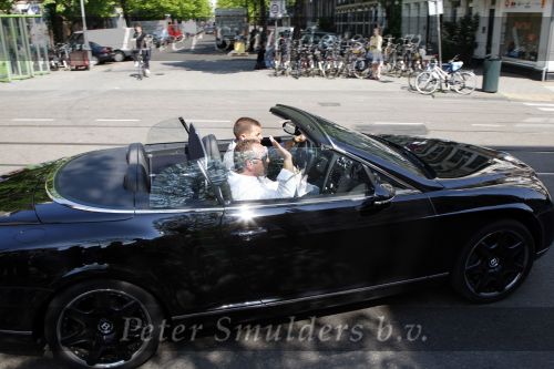 Amsterdam 7 mei 2008
Gordon verkoopt verzekeringen op de albert cuypmarkt en eet daarna een lekker patatje / frietje. Gordon in zijn bentley cabrio
Peter Smulders bv