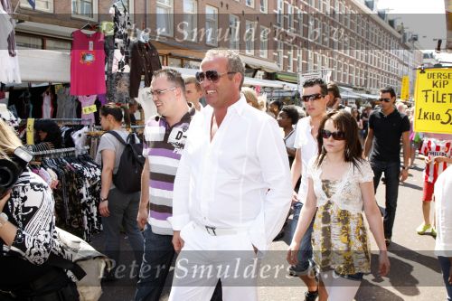 Amsterdam 7 mei 2008
Gordon verkoopt verzekeringen op de albert cuypmarkt en eet daarna een lekker patatje / frietje.
Peter Smulders bv
