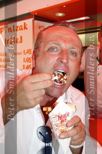 Amsterdam 7 mei 2008
Gordon verkoopt verzekeringen op de albert cuypmarkt en eet daarna een lekker patatje / frietje.
Peter Smulders bv
