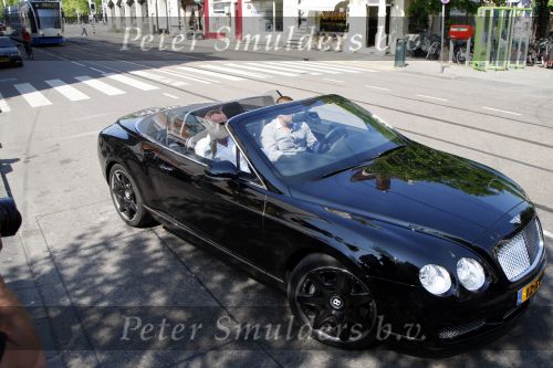 Amsterdam 7 mei 2008
Gordon verkoopt verzekeringen op de albert cuypmarkt en eet daarna een lekker patatje / frietje. Gordon in zijn bentley cabrio
Peter Smulders bv