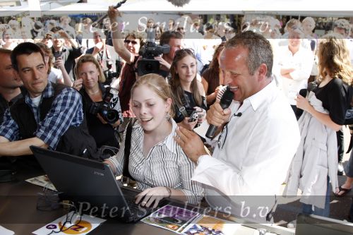 Amsterdam 7 mei 2008
Gordon verkoopt verzekeringen op de albert cuypmarkt en eet daarna een lekker patatje / frietje.
Peter Smulders bv