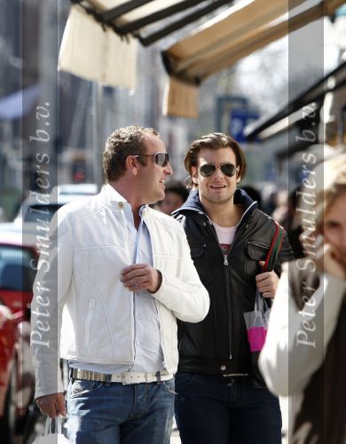 Amsterdam 9 april 2008
Gordon met een vriend en fans op de pc hooftstraat.