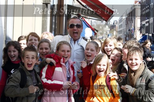 Amsterdam 9 april 2008
Gordon met een vriend en fans op de pc hooftstraat.