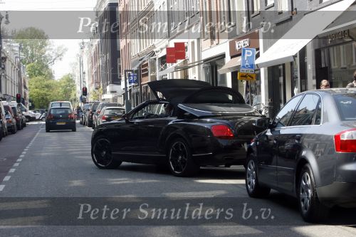 Amsterdam 24 april 2009
Gordon met zijn (ex) vriend Sander op de pc hooftstraat en in zijn bentley cabrio.
Peter Smulders bv