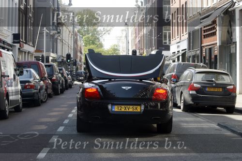 Amsterdam 24 april 2009
Gordon met zijn (ex) vriend Sander op de pc hooftstraat en in zijn bentley cabrio.
Peter Smulders bv