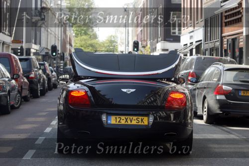Amsterdam 24 april 2009
Gordon met zijn (ex) vriend Sander op de pc hooftstraat en in zijn bentley cabrio.
Peter Smulders bv