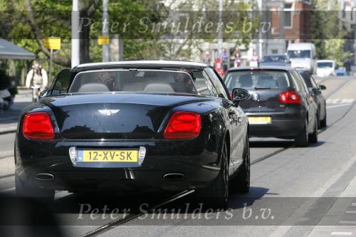Amsterdam 24 april 2009
Gordon met zijn (ex) vriend Sander op de pc hooftstraat en in zijn bentley cabrio.
Peter Smulders bv