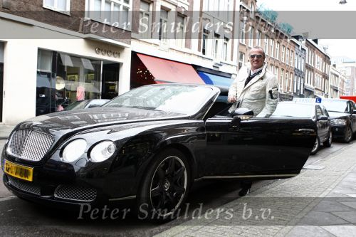 Amsterdam 29 maart 2008
Gordon met zijn bentley cabrio op de pc hooftstraat.