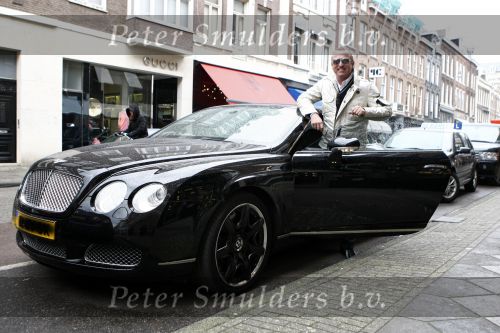 Amsterdam 29 maart 2008
Gordon met zijn bentley cabrio op de pc hooftstraat.