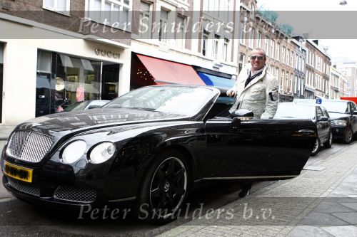 Amsterdam 29 maart 2008
Gordon met zijn bentley cabrio op de pc hooftstraat.