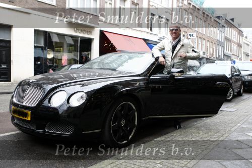 Amsterdam 29 maart 2008
Gordon met zijn bentley cabrio op de pc hooftstraat.